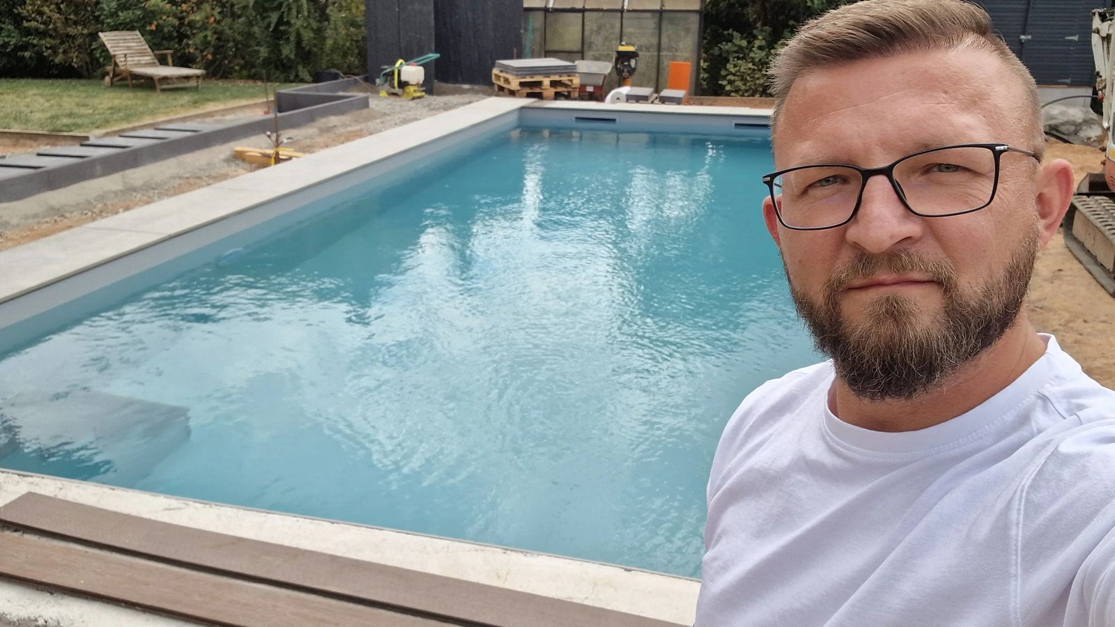 PP-Pool wird per Kran in die Baugrube gehoben